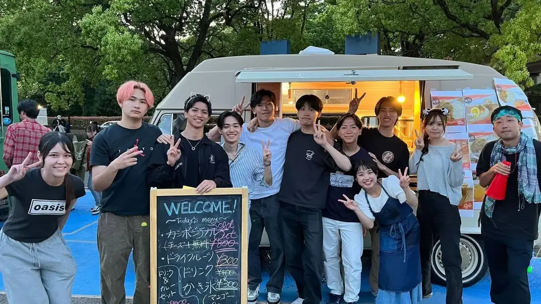 キッチンカーの前に並ぶメンバー