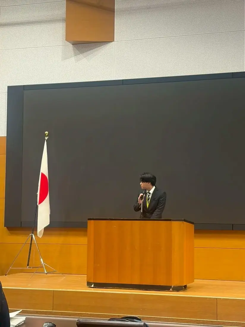 壇上で決意表明を行う石川翔太