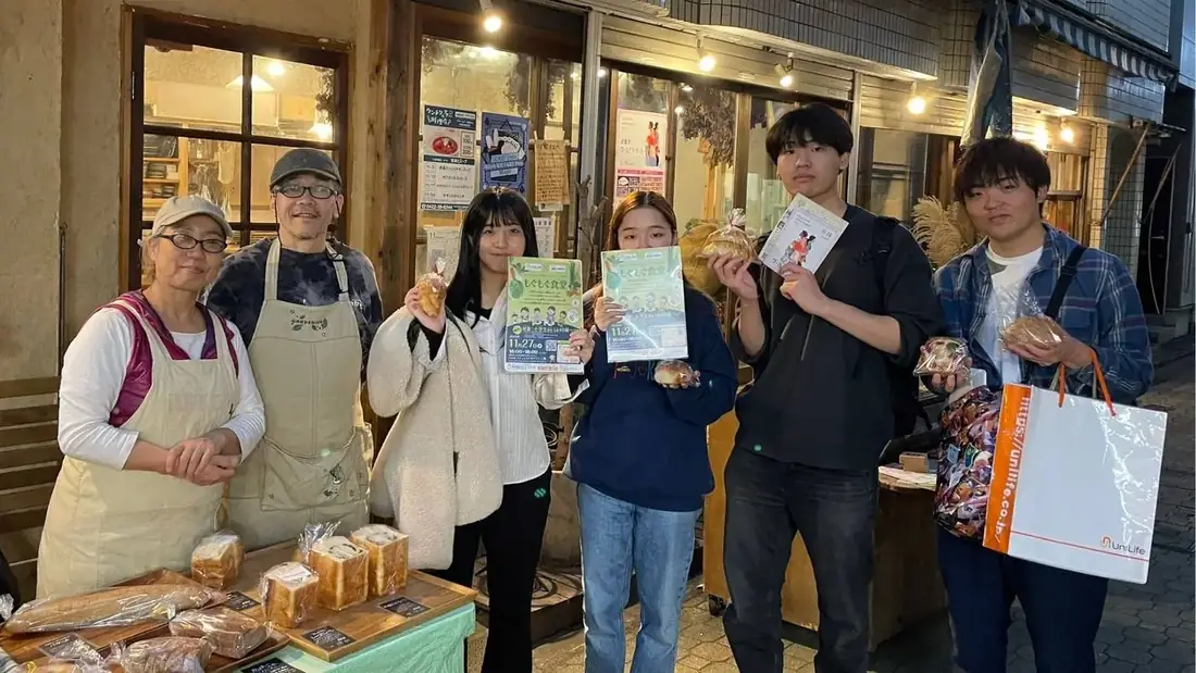 マルシェの前に並ぶメンバー