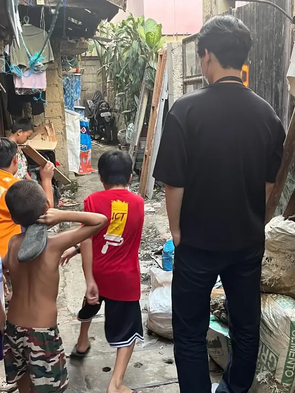 現地の子どもたちと歩く