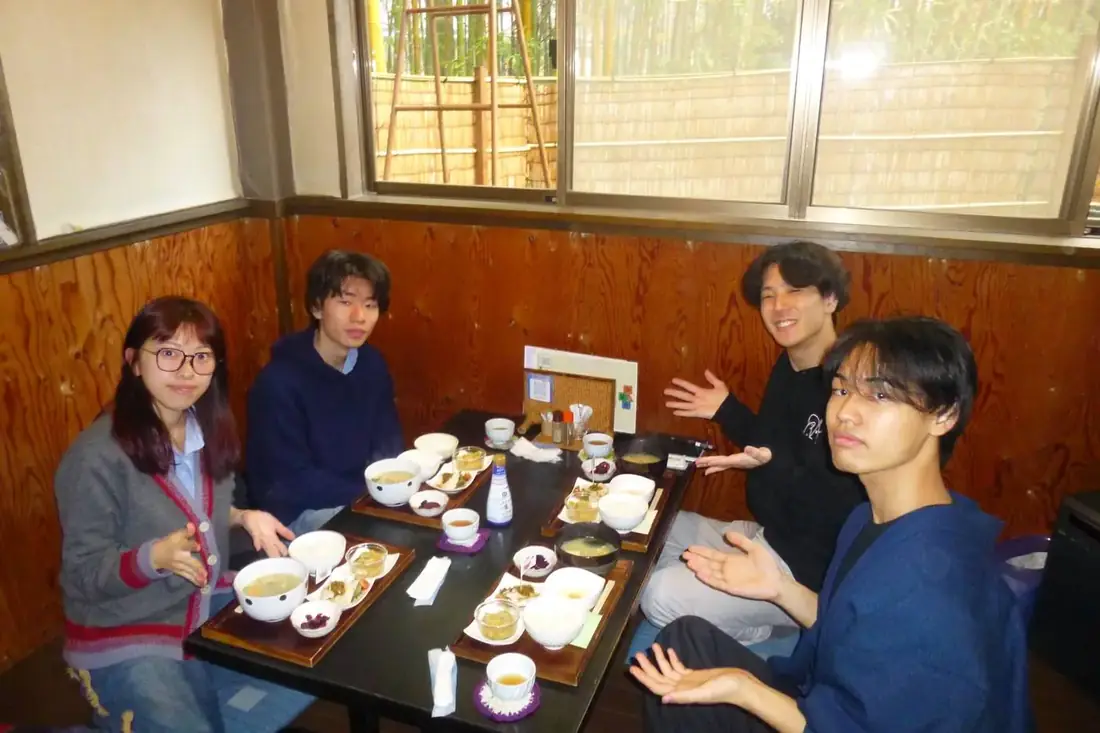 和室で食事をする仲間たち